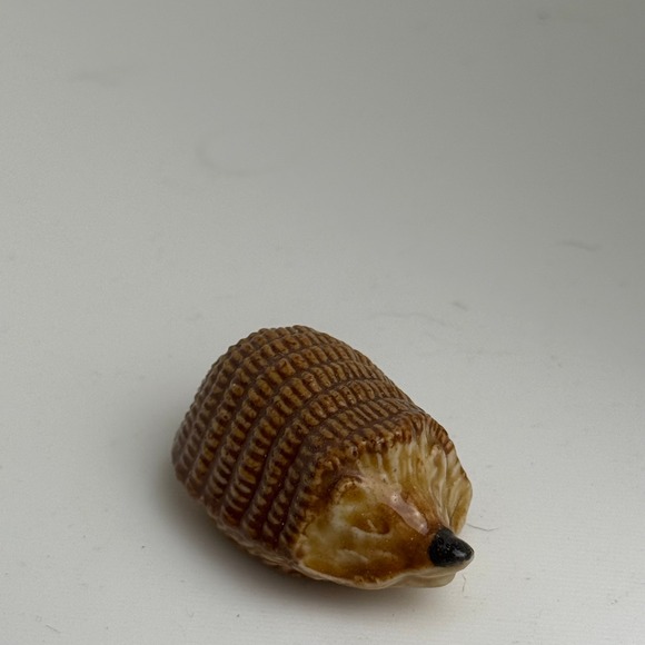 Vintage Wade Whimsies Hedgehog Figurine Brown Porcelain Miniature England - Picture 2 of 4